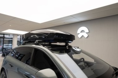 Çin markası Nio 'dan elektrikli SUV, Studio' da elektrikli sedan ET5, showroom 'da zarif araç, sıfır emisyon ulaşım konsepti, elektrikli araba yeniliği, Frankfurt - 9 Kasım 2023