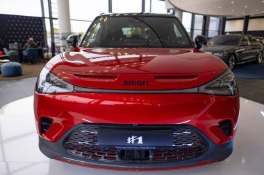 Showroom 'da yeni kırmızı elektrikli cip Smart Hashtag One, modern Avrupa' da EV eğilimleri, otomotiv endüstrisinde teknolojik gelişmeler, çevre temizliği aracı Frankfurt - 9 Kasım 2023