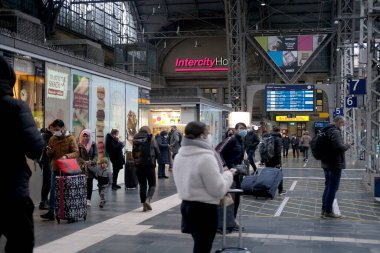 Mhlenplatz 'da su değirmeni çarklı heykel kompozisyonu, Mill Meydanı' nda ev, konsept turizm eğlenceleri, Karlsdorf-Neuthard, Almanya - 16 Ekim 2023 