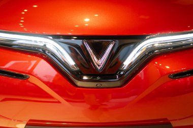 Showroom 'da yeni kırmızı elektrikli Vinfast elektrikli araba, kapakta logo, Avrupa' da EV trendleri, teknolojik gelişmeler otomotiv endüstrisi, çevre temizliği aracı, Frankfurt - 8 Aralık 2023