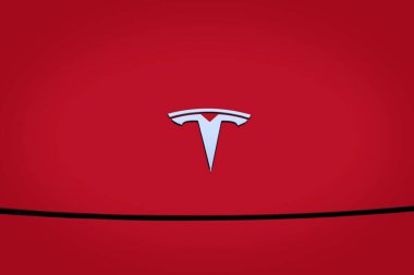 Kapalı krom kaplama Logotype Tesla Motors, dünyanın en popüler elektrikli yolcu otomobili, Elon Musk, Tesla Amerikan şirketi, elektrikli araç üretimi, Frankfurt - 8 Aralık 2022