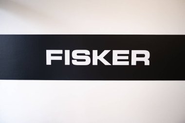 Fisker 'ın reklam pankartları, galeri Fisker Otomotiv Satış Ofisi, amblem, konsept Otomotiv Endüstrisindeki Reklam ve Pazarlama, Amerikalı otomobil üreticisi Frankfurt - 8 Aralık 2023
