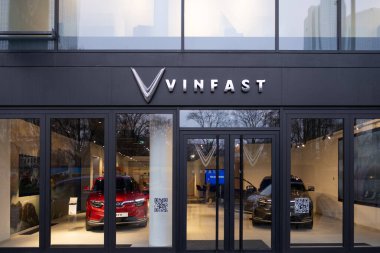 Vinfast reklam pankartları, showroom vingroup Satış Ofisi, amblem, konsept Otomotiv Endüstrisindeki Reklam ve Pazarlama, Vietnamlı otomobil üreticisi, Frankfurt - 8 Aralık 2023