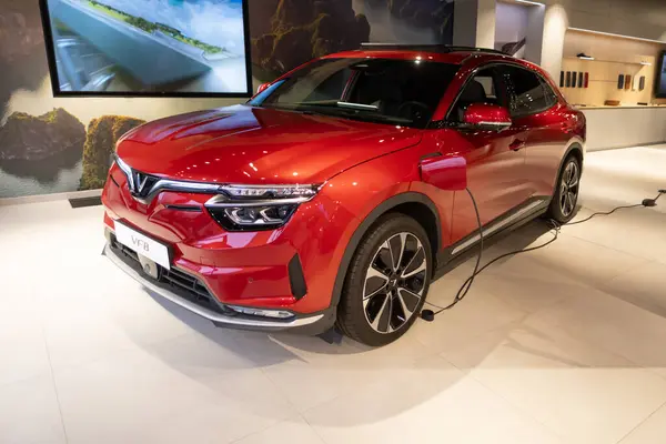 Showroom 'da yeni kırmızı Vinfast elektrik geçişi, Avrupa' daki trendler, otomotiv endüstrisindeki teknolojik gelişmeler, çevre temizliği aracı, Frankfurt, Almanya - 8 Aralık 2023