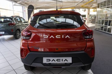 Yeni kırmızı Dacia Spring Electric kompakt araba Renault, eko-bilinçli sürüş, otomotiv evrimi, otomotiv endüstrisindeki teknolojik gelişmeler, otomotiv mükemmeliyeti, Frankfurt - 13 Aralık 2023