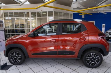 Yeni kırmızı Dacia Spring Electric kompakt araba Renault, eko-bilinçli sürüş, otomotiv evrimi, otomotiv endüstrisindeki teknolojik gelişmeler, otomotiv mükemmeliyeti, Frankfurt - 13 Aralık 2023