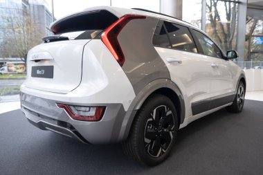 Yeni beyaz elektrikli Kia Niro EV Premium, Güney Kore e-Niro sergi salonunda, modern Avrupa 'da EV kullanımındaki eğilimler, otomotiv endüstrisindeki teknolojik gelişmeler, Frankfurt - 9 Kasım 2023