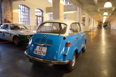 mavi vintage BMW Isetta 300, retro Alman arabası 1959, Oldtimer araba koleksiyonu, nostalji ve otomotiv tarihi çağrıştırıyor, Frankfurt, Almanya - 16 Aralık 2023