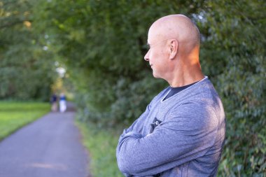 Mutlu son sınıf, Kafkas Yaşlısı 60-65 yaş arası doğal ortamda gülümseyen, iyi ruh hali, yaşla ilgili değişiklikler, konsept zihinsel insan sağlığı, yetişkinlikte iyimserlik, doğayla bağlantı