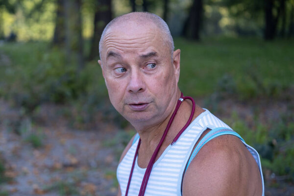 Пожилой мужчина 60-65 лет в естественной среде, хорошее настроение, возрастные изменения, концепция психического здоровья человека, оптимизм во взрослом возрасте, связь с природой