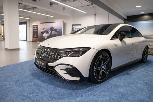 Yeni beyaz elektrikli Mercedes EQE 43 sedan, galeride araba, EV çağdaş Avrupa, otomotiv endüstrisinde teknolojik gelişmeler, çevre temizliği aracı, Frankfurt - 9 Kasım 2023