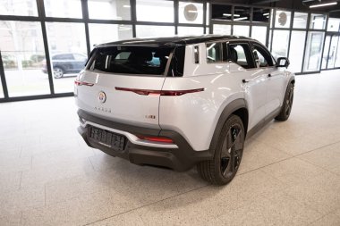 Galeride yeni gri elektrikli balıkçı okyanusu, çift motor AWD, EV Avrupa trendleri, teknolojik gelişmeler otomotiv endüstrisi, çevre temizliği aracı, Frankfurt, Almanya - 8 Aralık 2023