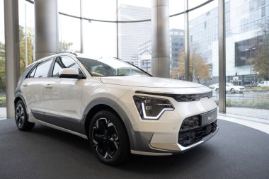 Yeni beyaz elektrikli Kia Niro EV Premium, Güney Kore e-Niro sergi salonunda, modern Avrupa 'da EV kullanımındaki eğilimler, otomotiv endüstrisindeki teknolojik gelişmeler, Frankfurt - 9 Kasım 2023
