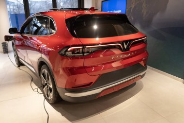 Showroom 'da yeni kırmızı Vinfast elektrik geçişi, Avrupa' daki trendler, otomotiv endüstrisindeki teknolojik gelişmeler, çevre temizliği aracı, Frankfurt, Almanya - 8 Aralık 2023