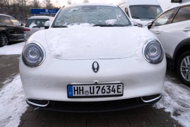Beyaz elektrikli araba Ora Good Cat kış otoparkında, EV Great Wall Motors, otomotiv endüstrisinde teknoloji ve yenilik, çevre temizliği aracı, Frankfurt, Almanya - 19 Ocak 2024