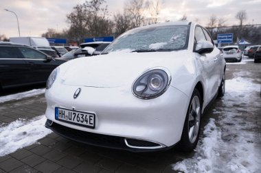 Beyaz elektrikli araba Ora Good Cat kış otoparkında, EV Great Wall Motors, otomotiv endüstrisinde teknoloji ve yenilik, çevre temizliği aracı, Frankfurt, Almanya - 19 Ocak 2024