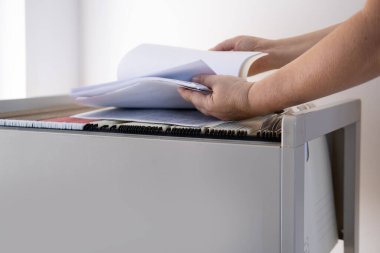 kadın elleri Belge Depolama, Ev Arşivi, Kayıt Saklama, Bilgi Toplama, Dosya Düzenleme, Belge İndeksleme, Dosya Düzenleme