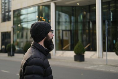 Şapkalı genç adam Almanya 'da Avrupa Frankfurt şehrinin sokakları, yaya güvenliği, günlük rutin, şehir yaşam tarzı