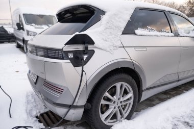 5 kapılı Hyundai IONIQ 5 K2 sınıfı Hyundai Motor Company modüler E-GMP platformu kış otoparkında, çevre temizliği aracı Frankfurt - 19 Ocak 2024