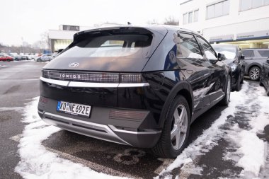 Hyundai Motor Company 'nin siyah elektrikli akım gemisi Hyundai IONIQ 6, kış otoparkındaki modüler E-GMP platformu, çevresel temizlik aracı, Frankfurt, Almanya - 19 Ocak 2024