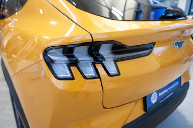Sarı Ford Mustang Mach-E, ev Ford Motor Company sergi salonunda, modern Avrupa 'da EV kullanımındaki eğilimler, otomotiv endüstrisindeki teknolojik gelişmeler, Frankfurt - 19 Ocak 2024