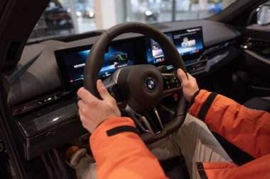 BMW i5 eDrive40 kullanan adam, dijital panel, iç mekan, kokpit modern EV, erkek eller direksiyonda, sürücü güvenliği, Avrupa 'da çevre aracı, Frankfurt, Almanya - 22 Ocak 2024