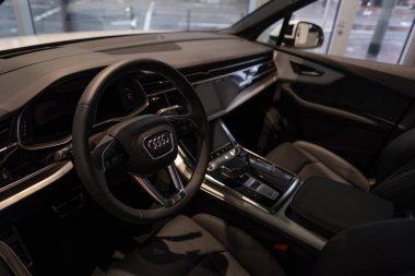 siyah iç mimari yeni SUV Audi E-Tron Q8, direksiyon, sürücü sütunu, dijital enstrüman paneli, otomotiv endüstrisindeki teknolojik gelişmeler, Frankfurt, Almanya - 22 Ocak 2024