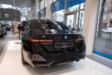 Yeni siyah BMW i5 eDrive40 elektrikli sedan, dikiz görüşlü elektrikli araçlar, Çevre dostu ulaşım, otomotiv endüstrisinde gelişmiş teknoloji Frankfurt, Almanya 'da 22 Ocak 2024