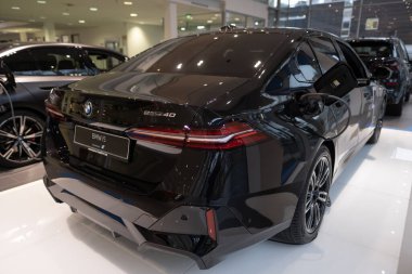 Yeni siyah BMW i5 eDrive40 elektrikli sedan, dikiz görüşlü elektrikli araçlar, Çevre dostu ulaşım, otomotiv endüstrisinde gelişmiş teknoloji Frankfurt, Almanya 'da 22 Ocak 2024