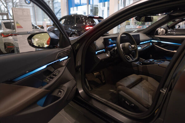 Интерьер, кабина автомобиля BMW i5 eDrive40, цифровая панель, приборы на рулевом колесе, EV технология в автомобильной промышленности, выставка экологических транспортных средств во Франкфурте, Германия - 22 января 2024