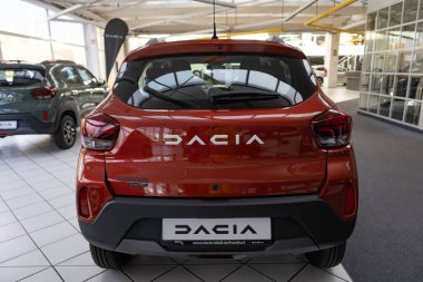 Yeni kırmızı Dacia Spring Electric kompakt araba Renault, eko-bilinçli sürüş, otomotiv evrimi, otomotiv endüstrisindeki teknolojik gelişmeler, otomotiv mükemmeliyeti, Frankfurt - 13 Aralık 2023