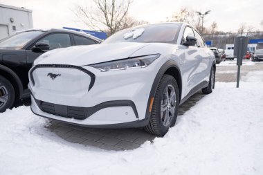 elektrikli araba Ford Mustang Mach-E kış otoparkında, EV Avrupa, otomotiv endüstrisinde teknolojik gelişmeler, çevre temizliği aracı, Frankfurt, Almanya - 19 Ocak 2024
