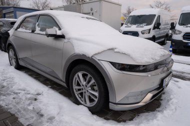5 kapılı Hyundai IONIQ 5 K2 sınıfı Hyundai Motor Company modüler E-GMP platformu kış otoparkında, çevre temizliği aracı Frankfurt - 19 Ocak 2024