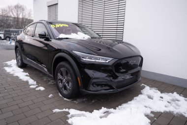 elektrikli araba Ford Mustang Mach-E kış otoparkında, EV Avrupa, otomotiv endüstrisinde teknolojik gelişmeler, çevre temizliği aracı, Frankfurt, Almanya - 19 Ocak 2024