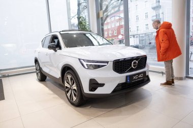 Genç adam inceler, beyaz yeni Volvo xc40 Electric Car 'ı seçer, sergi salonunda İsveç şirketi Volvo Cars, Avrupa' da EV, Frankfurt, Almanya 'da icat otomotiv endüstrisi - 22 Ocak 2024