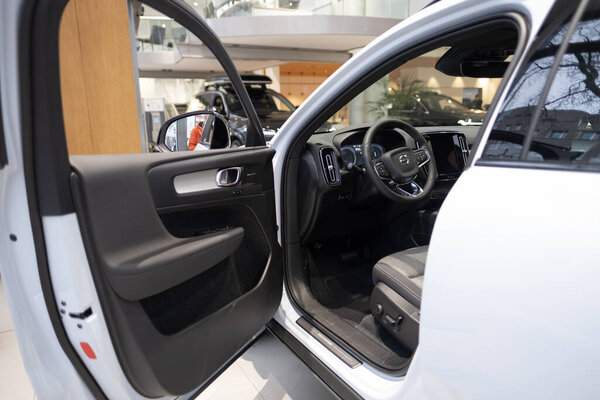 Интерьер, кабина Volvo xc40 Electric Car, звуковые системы Harman Kardon, руль, EV технология в автомобильной промышленности, выставка экологических транспортных средств во Франкфурте, Германия - 22 января 2024