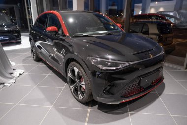 Yeni siyah elektrikli SUV Smart Hashtag 3 BRABUS, trendler EV modern Avrupa, teknoloji otomotiv endüstrisi, çevresel temizlik aracı fuarı Frankfurt, Almanya - 25 Ocak 2024