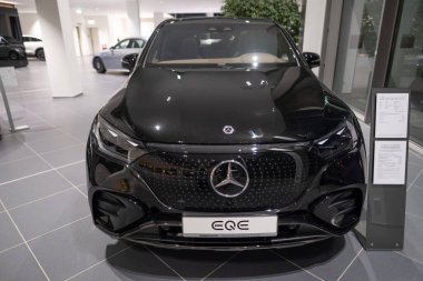 yeni siyah elektrikli Mercedes EQE 500 4matic in showroom, Mercedes-Benz Group, teknoloji otomotiv endüstrisi, çevre temizliği araç gösterisi Frankfurt, Almanya - 25 Ocak 2024