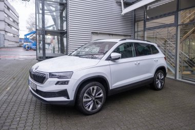 Beyaz Koda Enyaq elektrikli arabası park yerinde, Çek EV üreticisi, Volkswagen AG, otomotiv endüstrisi, sürdürülebilir ulaşım, Green Mobility Technology, Frankfurt, Almanya - 19 Ocak 2024  