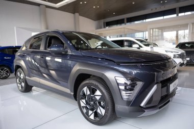 Yeni mavi elektrikli kompakt Hyundai KONA Electric Hyundai Motor Company, otomotiv endüstrisindeki teknolojik gelişmeler, Frankfurt, Almanya - 13 Aralık 2023