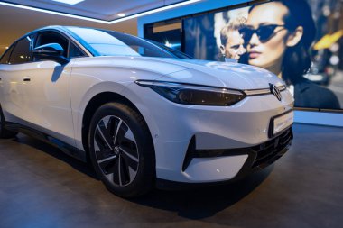 Direksiyon simidi elektrikli Volkswagen ID.7 beş kapılı araba, İçişleri, kokpit, Volkswagen Grubu üreticisi, dijital panel enstrümanları, otomotiv teknolojisi, Wiesbaden, Almanya - 25 Ocak 2024 