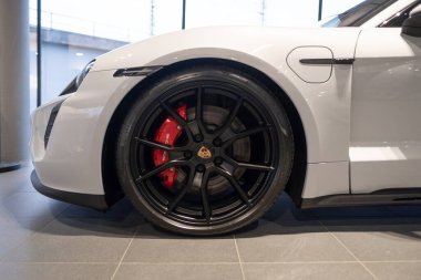 beyaz yeni Porsche Taycan GTS pilli spor otomobil, dört kapılı sedan Porsche otomobil holdingi showroom, otomotiv endüstrisinde icatlar Wiesbaden, Almanya 'da 25 Ocak 2024