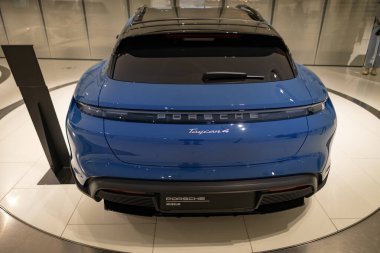 Mavi Porsche Taycan 4 Cross Turismo Elektrikli Araç arka penceresi, pille çalışan otomobil sergisi Porsche Müzesi, tarih ve icat otomotiv endüstrisi Almanya 'nın Stuttgart şehrinde 26 Ocak 2024