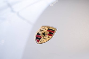 siyah Porsche Taycan GTS Turismo Spor Pili Elektrikli Araba, Logo kapakta, Porsche Otomobil Holding galeride, Otomotiv Endüstrisi Fuarı Wiesbaden, Almanya - 25 Ocak 2024
