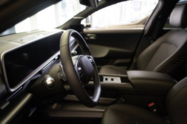 IONIQ 6 otomobil, dijital panel, direksiyon, ekran, EV teknolojisi otomotiv endüstrisi, Frankfurt, Almanya - 13 Aralık 2023