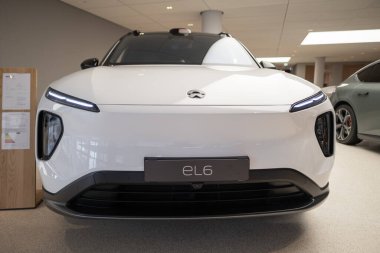 beyaz yeni NIO EL6 Electric Car, SUV Çinli marka Nio Company in showroom, EV in Europe, Eco-Friendly Transportation, Innovation in automotive industry show, Frankfurt, Almanya - 31 Ocak 2024