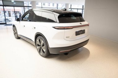 beyaz yeni NIO EL6 Electric Car, SUV Çinli marka Nio Company in showroom, EV in Europe, Eco-Friendly Transportation, Innovation in automotive industry show, Frankfurt, Almanya - 31 Ocak 2024