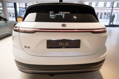 yakın plan beyaz NIO EL6 Electric Car, SUV Chinese Nio Company in showroom, EV in Europe, Eco-Friendly Transportation, Innovation in automotive industry show, Frankfurt, Almanya - 31 Ocak 2024