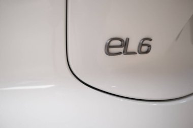 Yakın plan beyaz NIO EL6 Electric Car, showroom 'da SUV Çinli Nio Company, Avrupa' da EV, Eco-Friendly Transportation, Otomotiv endüstrisinde yenilik Frankfurt, Almanya 'da - 31 Ocak 2024