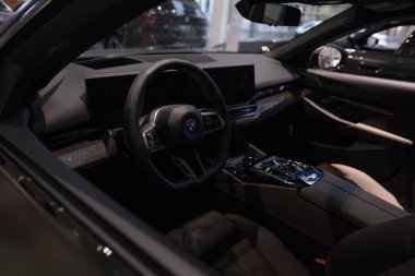 İçişleri, BMW i5 eDrive40 arabasının kokpiti, dijital panel, direksiyondaki aletler, otomotiv endüstrisindeki EV teknolojisi, Frankfurt, Almanya 'da çevresel araç gösterisi - 22 Ocak 2024